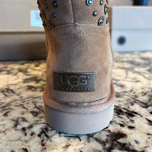 W Eliott Chesnut Uggs - Picture 3 of 7